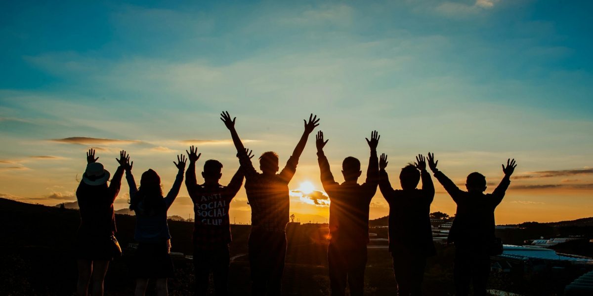 Gente en paz y celebrando tras su sesión de Psicoterapia Grupal